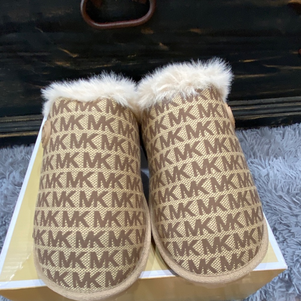 Michael Kors Janis faux fur slippers. - Picture 8 of 9
